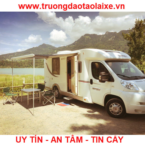 Chỉ với chiếc xe ô tô, cặp vợ chồng đã có không gian lý tưởng, lãng mạn cho những chuyến đi trải nghiệm.