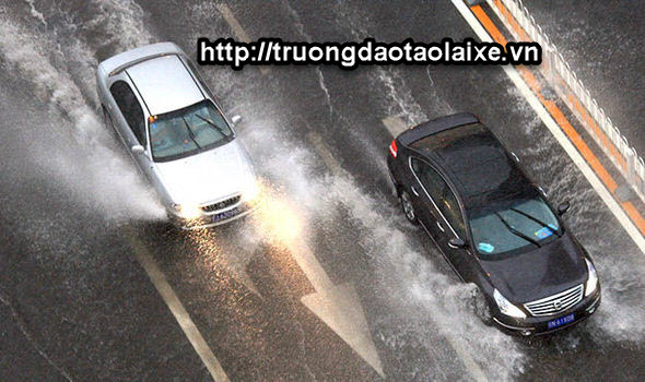 Những kinh nghiệm khi lái xe trời mưa